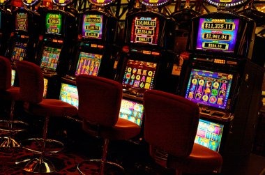 Payment method options: DANA, OVO, GoPay, ShopeePay, LinkAja, QRIS, and Indonesian banks on rumahtogel